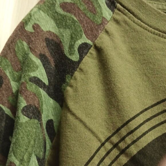 🩷AVENGERS MARVEL Boys Size 5/6 Tshirt Green W/Camo Sleeves - Picture 3 of 6